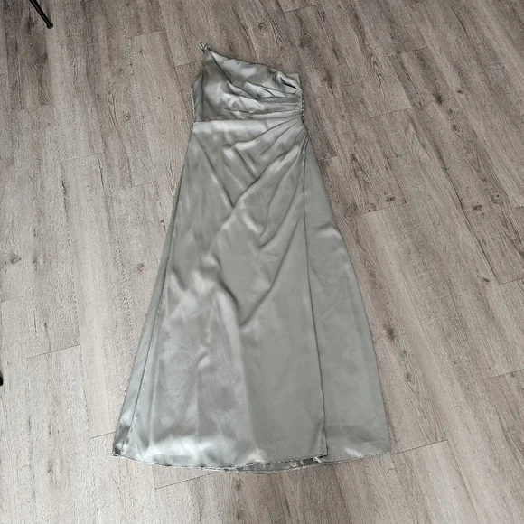 Robe - Picture 3 of 7